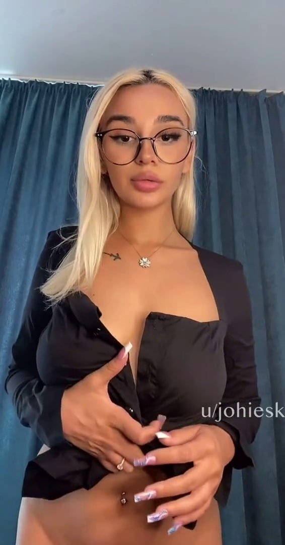 Helen Queen on Boobyday, boobs, blonde, reveal, glasses videos, her twitter, reddit, onlyfans links