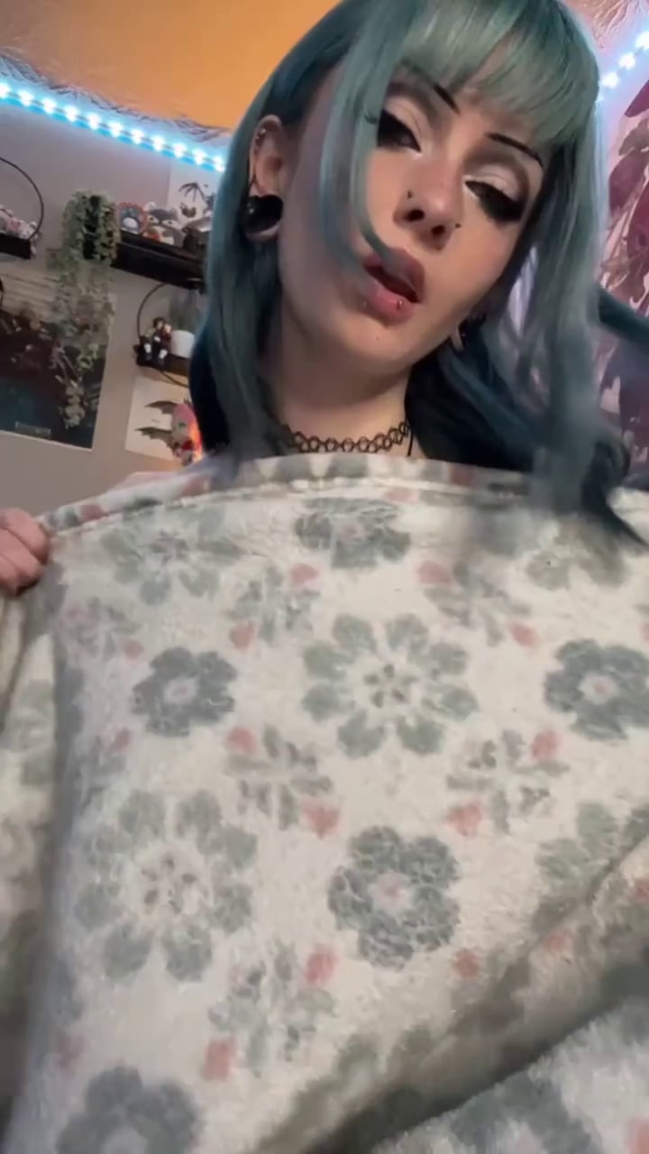 Boobyday, boobs, dyed-hair, reveal, piercing, teen videos, her twitter, instagram, reddit, onlyfans links